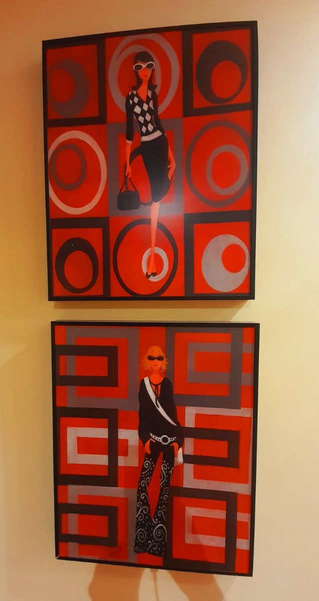 Mueble de entrada con espejo y cuadros vintage