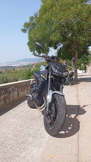 Yamaha MT-09 con muelles ohlins