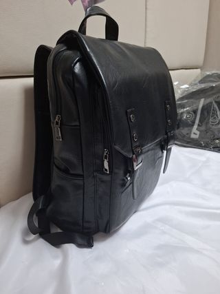 Mochila Negra Cuero Sintético