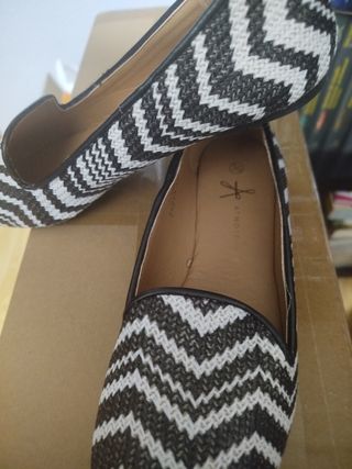 Zapatos planos zigzag blanco y negro
