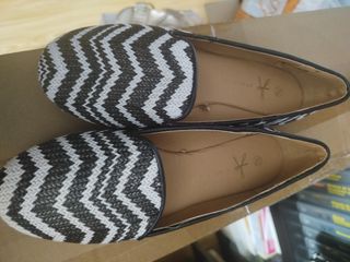 Zapatos planos zigzag blanco y negro