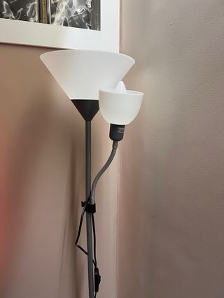 Lámpara de pie gris y blanca