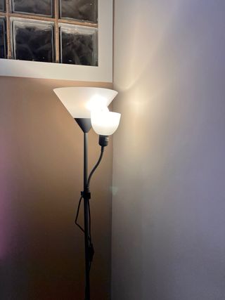 Lámpara de pie gris y blanca