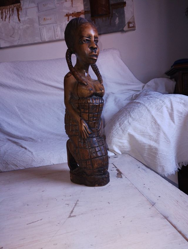 Figura de madera maciza tallada