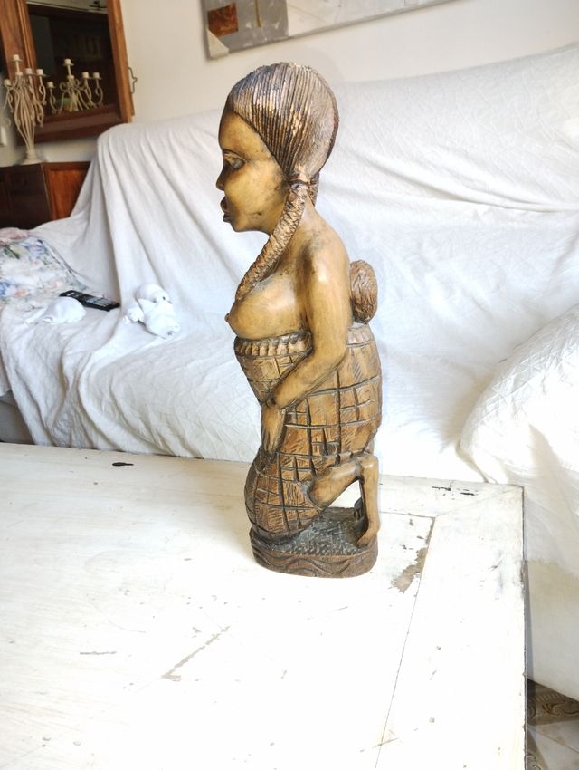 Figura de madera maciza tallada