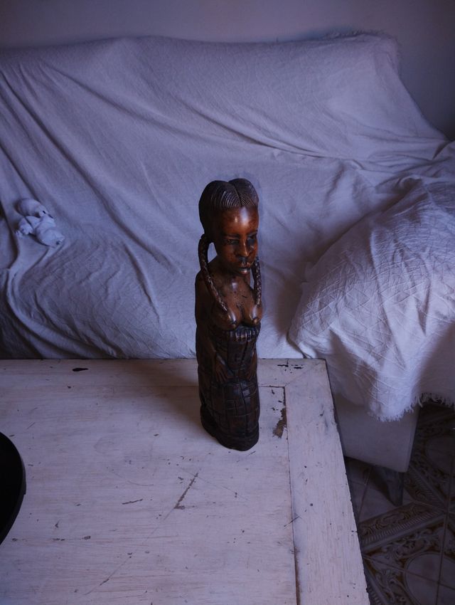 Figura de madera maciza tallada