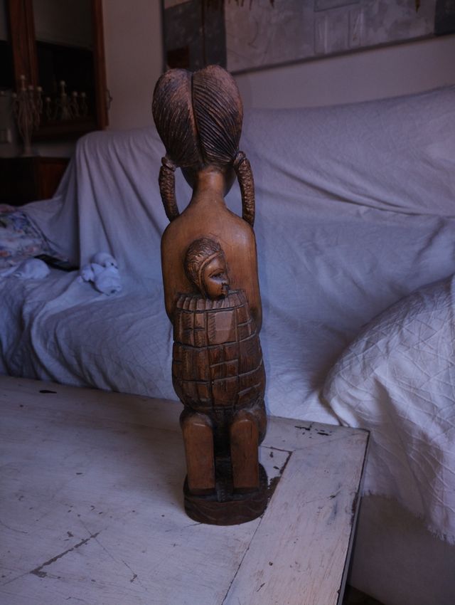 Figura de madera maciza tallada