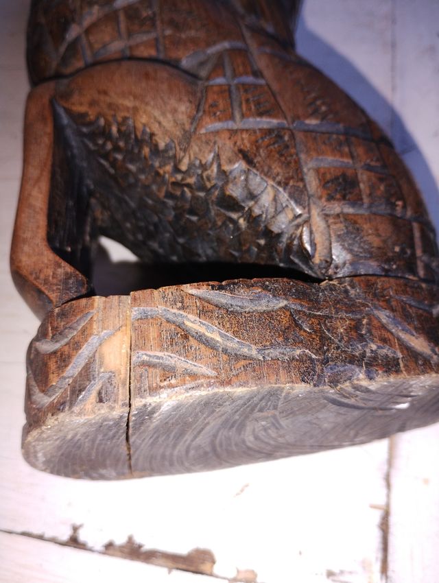 Figura de madera maciza tallada