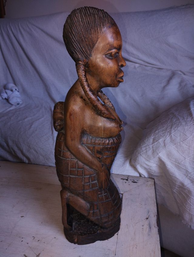 Figura de madera maciza tallada