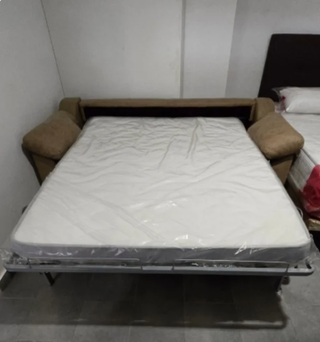 Divano letto italiano con punto di ricarica USB