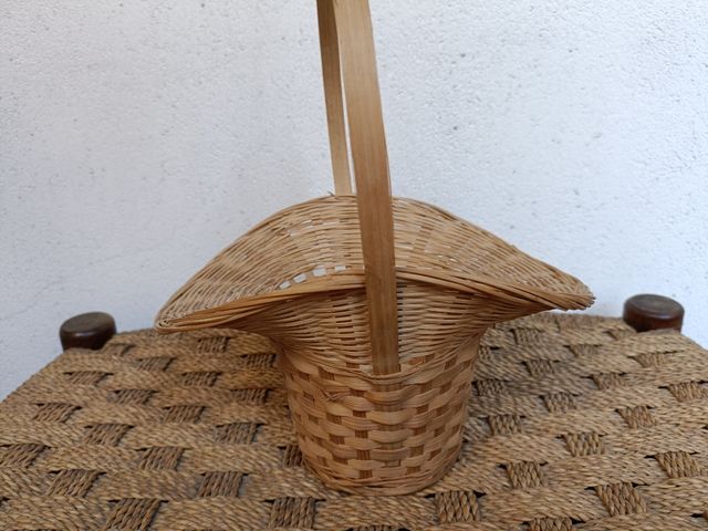 Cesta de mimbre con asa