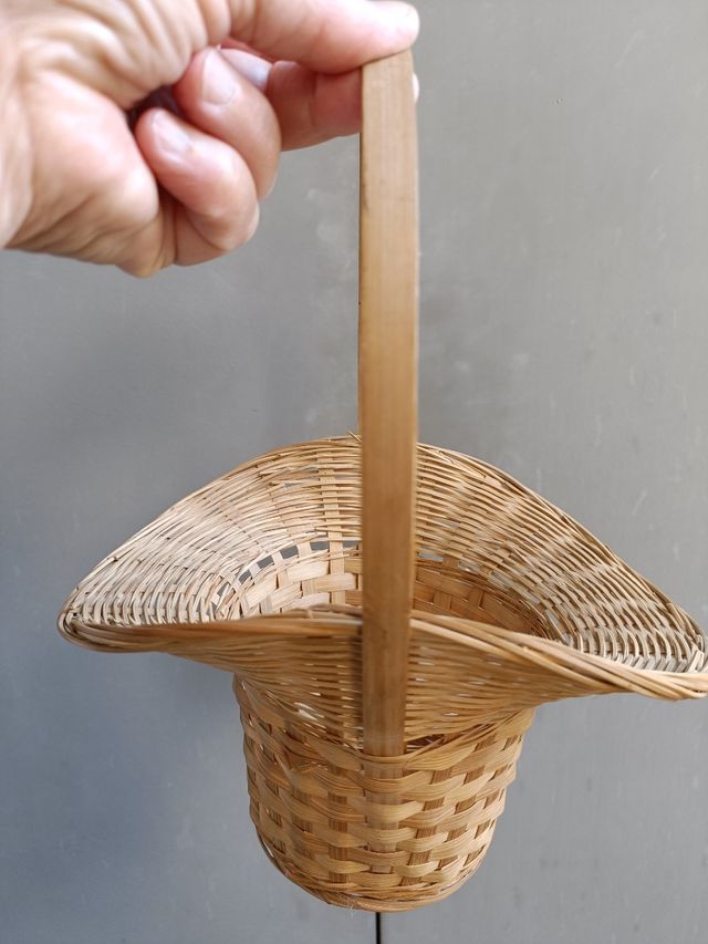 Cesta de mimbre con asa