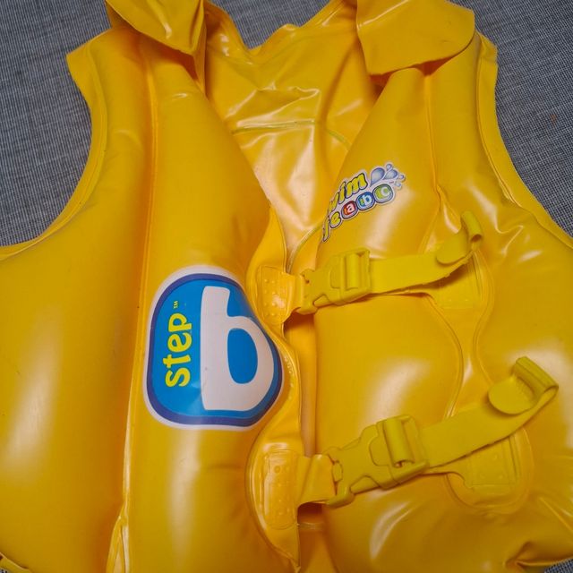 Chaleco flotador amarillo para bebé