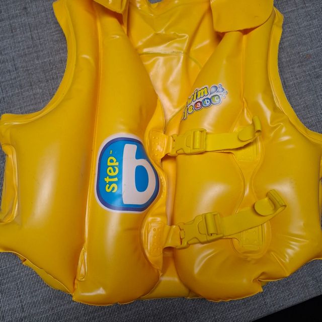 Chaleco flotador amarillo para bebé