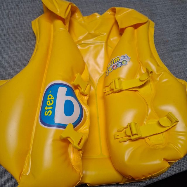 Chaleco flotador amarillo para bebé