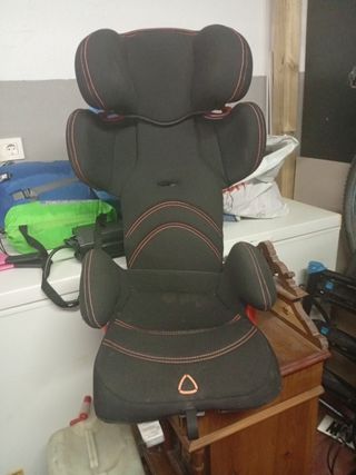 Silla de coche infantil negra con isofix