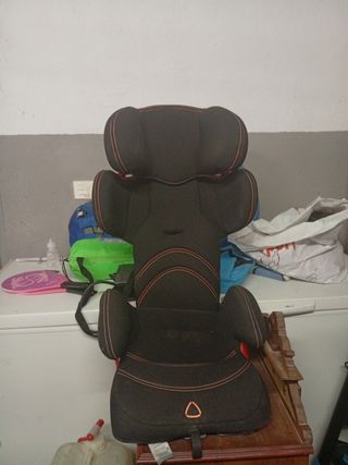 Silla de coche infantil negra con isofix