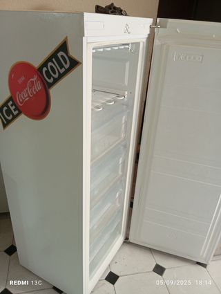 Congelador vertical Coca-Cola