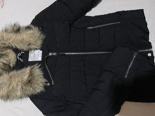 Chaqueta Bershka negra con capucha de pelo