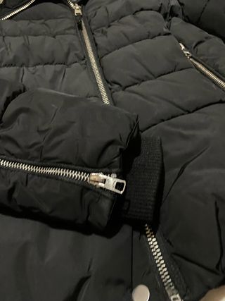 Chaqueta Bershka negra con capucha de pelo