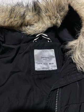 Chaqueta Bershka negra con capucha de pelo