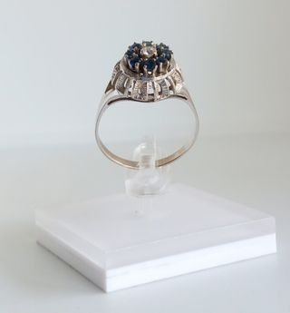ANILLO DE ORO BLANCO, DIAMANTE Y ZAFIROS.