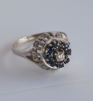 ANILLO DE ORO BLANCO, DIAMANTE Y ZAFIROS.