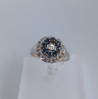 ANILLO DE ORO BLANCO, DIAMANTE Y ZAFIROS.