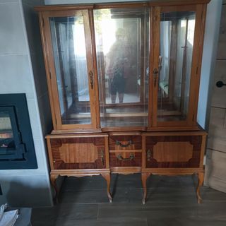 Vitrina de madera y cristal