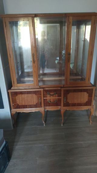 Vitrina de madera y cristal