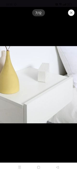Mesita flotante blanca de madera