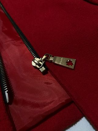 Anrigo Rojo con Capucha y Piel Sintética