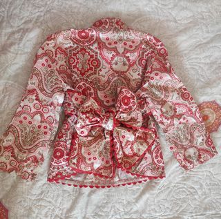 Blusa con estampado paisley y lazo en tonos coral