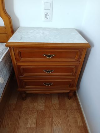 Cama de madera con mesitas