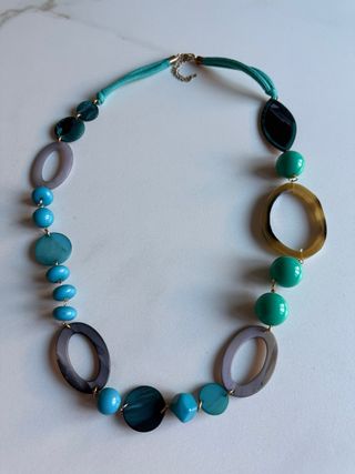 Collana con perle color acquamarina