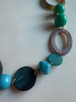 Collana con perle color acquamarina