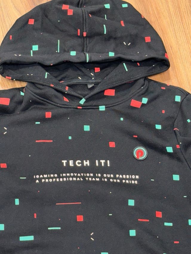 Sudadera Negra con Estampado Geométrico