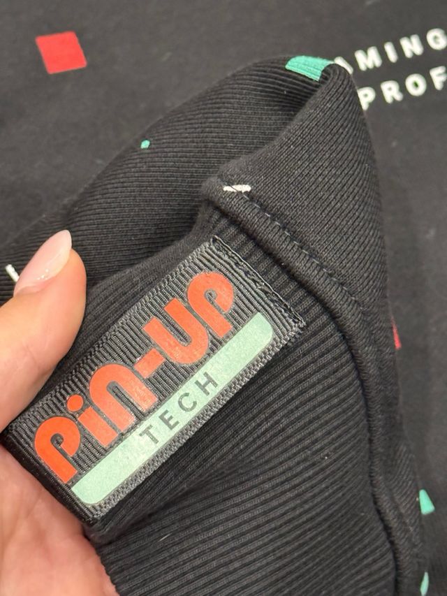 Sudadera Negra con Estampado Geométrico