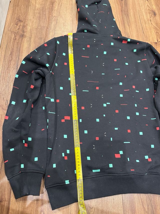 Sudadera Negra con Estampado Geométrico