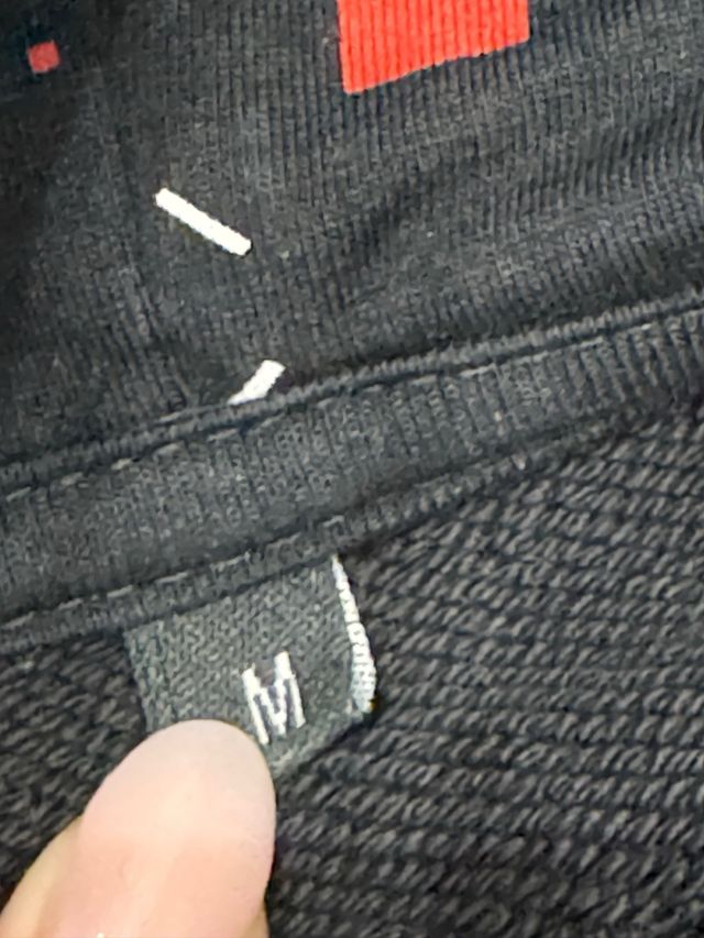 Sudadera Negra con Estampado Geométrico