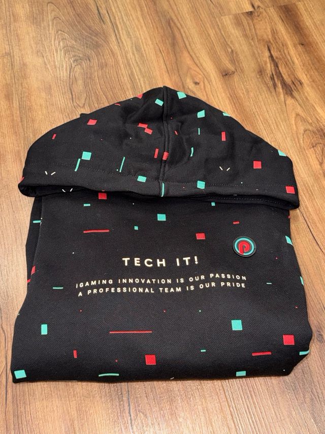 Sudadera Negra con Estampado Geométrico