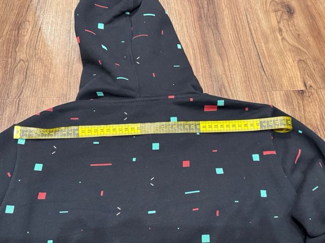 Sudadera Negra con Estampado Geométrico