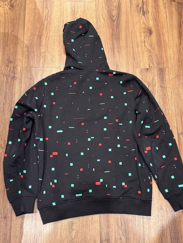 Sudadera Negra con Estampado Geométrico