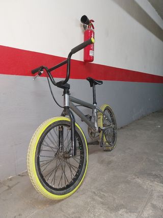 Bicicleta BMX plateada