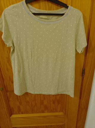 Camiseta verde con lunares blancos
