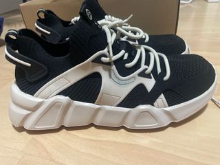 Zapatillas deportivas negras y blancas