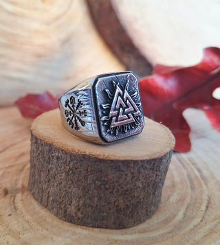 Anillo Vikingo con símbolos Valknut y Vegvisir