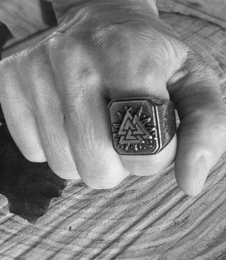Anillo Vikingo con símbolos Valknut y Vegvisir
