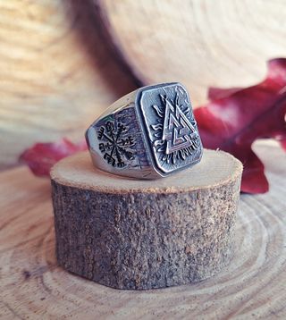 Anillo Vikingo con símbolos Valknut y Vegvisir