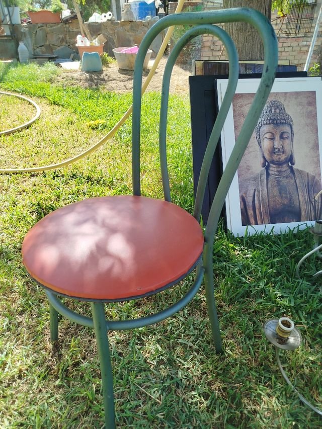 Sillas metálicas de cocina verdes y rojas